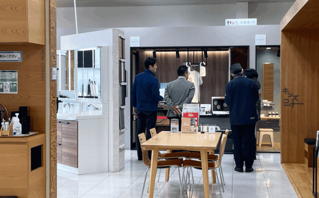 バスルーム展示コーナーにて、設備の特徴をご説明中。