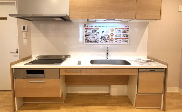 車いすのまま近づけるよう、シンク下に空間が確保されたキッチンの様子。作業しやすい高さと動線が配慮されたレイアウト。