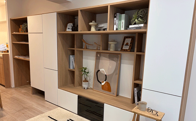 カップボードとテレビ台を兼ねた大容量収納で、すっきりと整った空間に。