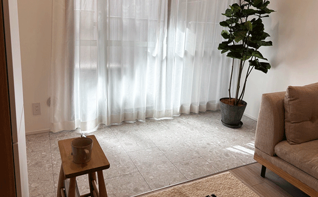 窓際に設けたフリースペースは、くつろぎや作業など多目的に使える心地よい場所。