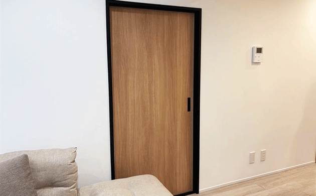 引戸には FU‑SMART（フスマート） を採用。敷居や鴨居をそのまま生かして、ふすまや押入の扉をリフォームできます。