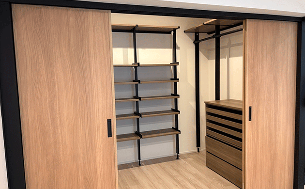 大容量で収納力抜群の収納スペース。衣類や小物をすっきり整理でき、引戸にはFU‑SMART（フスマート）を採用。