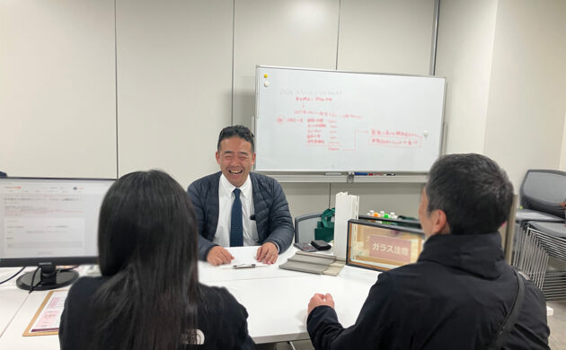 補助金活用快適リフォーム相談会にて　笑顔溢れるリフォーム商談の様子