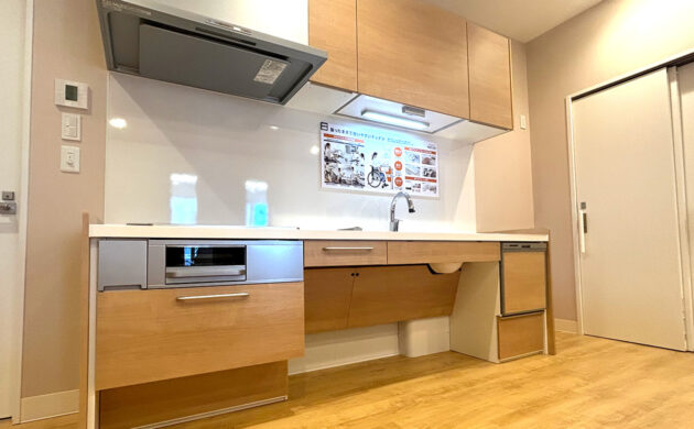 座った姿勢でも手が届きやすく、無理なく作業できるキッチン。足元にしっかりスペースがあり、車いすでも快適に利用できる。