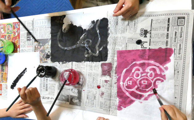 乾かした後、墨や絵の具を塗ります