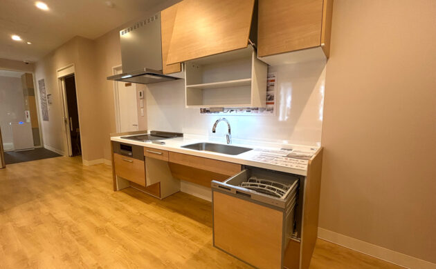 車いすでも操作しやすい位置に設置された食洗機。ドアの開閉や食器の出し入れがしやすいよう工夫された配置。