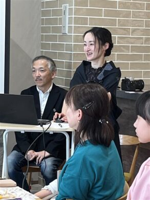 Hiromi no Kimono 菅原裕美様による着物とドレスの融合表現「着物ドレス」の世界観のお話の様子です。