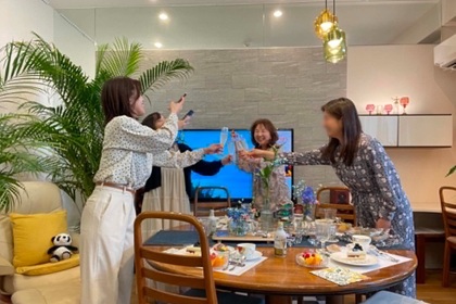 中古マンションをリフォームした事例 ホームパーティーの様子