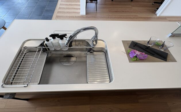 用途に合わせてプレートを組み替えられるWサポートシンク。作業効率を高める工夫が詰まっています。