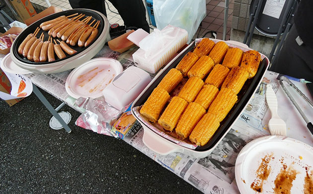 香ばしい香りが会場を包んだフランクフルトと焼きトウモロコシ。