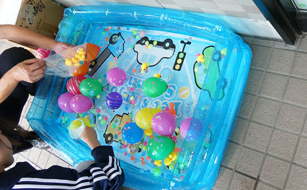 水ヨーヨー釣りとスーパーボールすくいを楽しむお子さまたち。