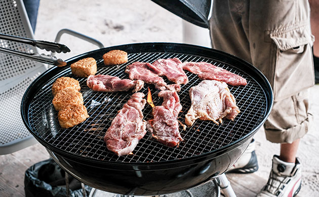 ひと汗かいた後は、お待ちかねのBBQ。
炭火で焼き上げる料理を囲み、交流の輪が広がります。
おいしいものを囲んで、お腹も心も満たされる時間でした。