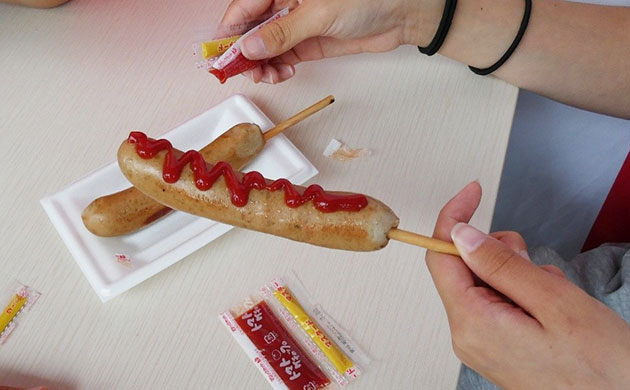 ケチャップをかけて完成!夏祭りの定番グルメに笑顔が広がります。