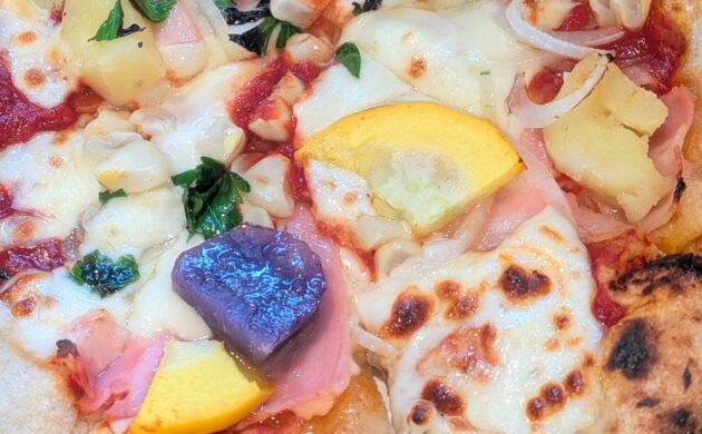 窯で焼き上げた熱々のピザは大人気!彩り豊かなお野菜はTOWA産です♪