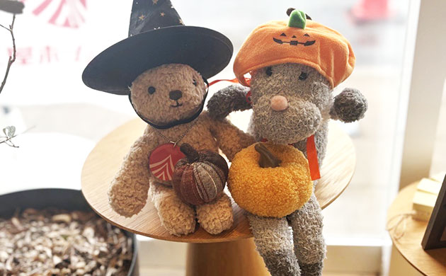 仙台支店オリジナルキャラクターのぽたくん（右）と、とぴちゃん（左）も、ハロウィーン仕様に衣装替え。