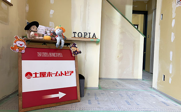 仙台支店オリジナルキャラクターのぽたくん（右）と、とぴちゃん（左）も、ハロウィーン仕様に衣装替えしてお客様をお出迎えいたしました。